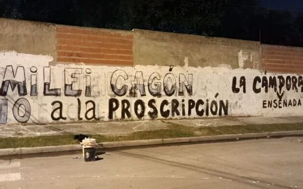 La Cámpora salió a pintar paredes en la Región contra Milei por Ficha Limpia