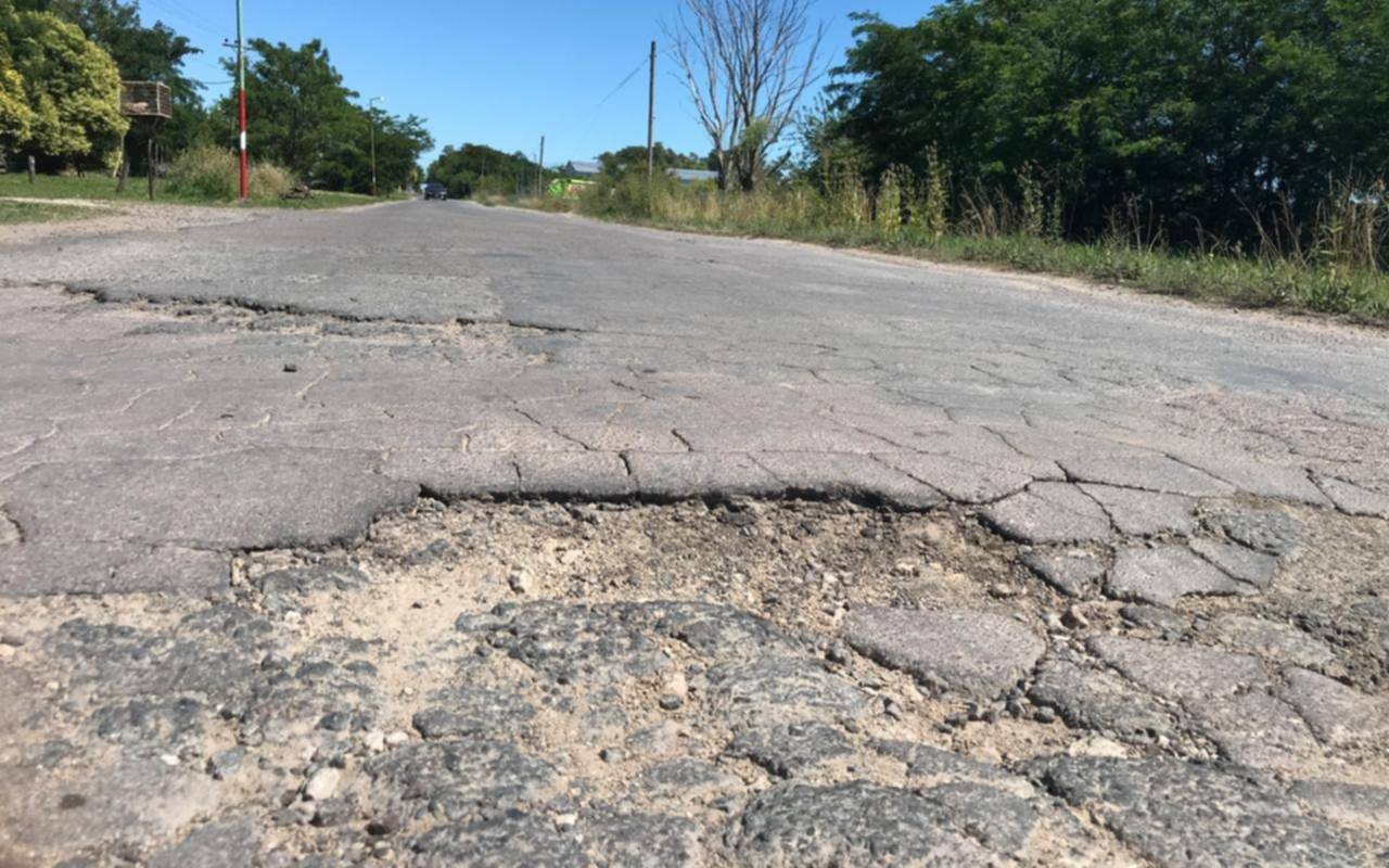 Un gran bache en plena calle preocupa a los vecinos de calle 185 y 66