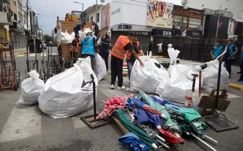 Megaoperativo antimanteros, con más de 500 agentes allanando depósitos de venta ilegal