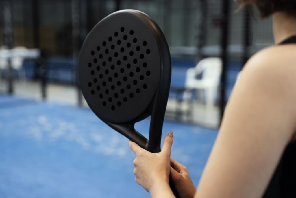 Precauciones a tener en cuenta antes de jugar al pádel con amigos