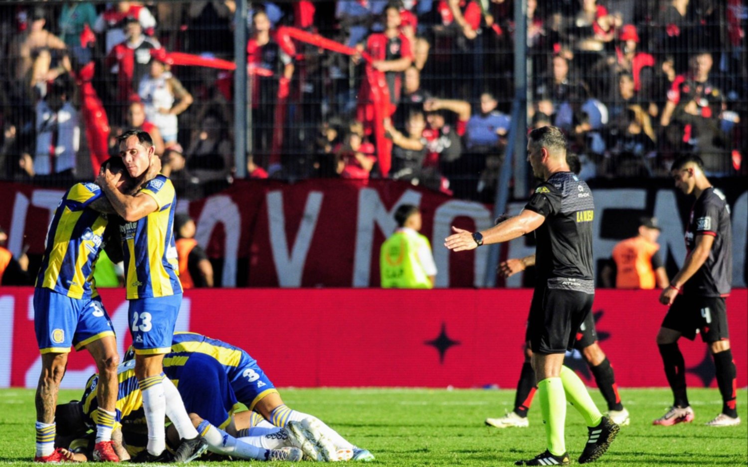 Rosario Central se quedó con el clásico rosarino ante Newell's y es el líder del Torneo Apertura 2025