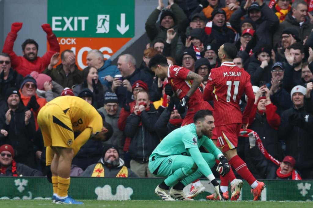 Ganó Liverpool y sigue arriba en la Premier
