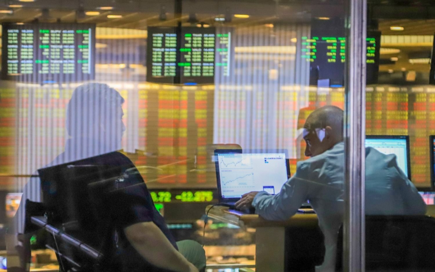 Por el escándalo con $Libra, suben el blue y los dólares financieros y cae fuerte la Bolsa