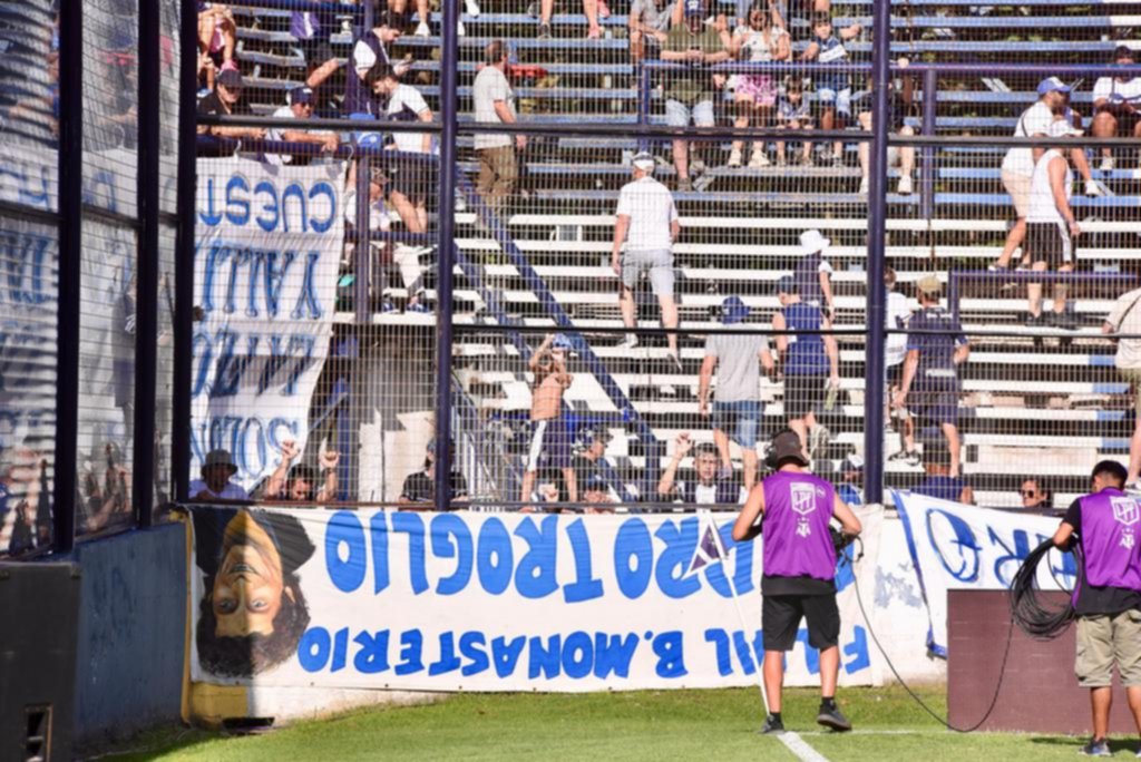 Banderas al revés en rechazo a la sanción