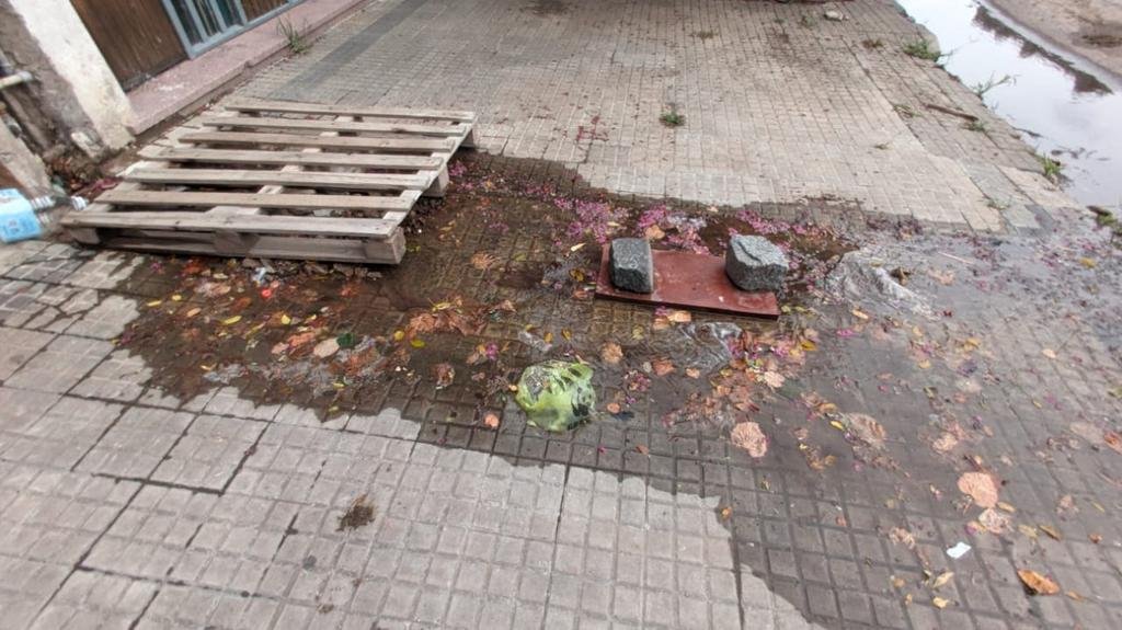 La pérdida en 17 y 71 le ganó a la reparación: a las 2 semanas, volvió a salir agua