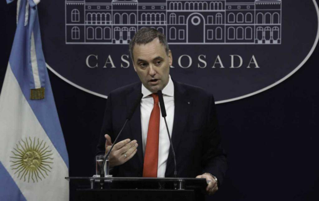Control de daños: le apuntan a Santiago Caputo por el "criptogate"
