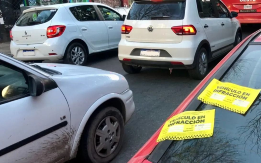 Máxima alerta en La Plata por obleas de multas truchas: cuáles son las oficiales y qué pasa si caigo en el "qrishing"