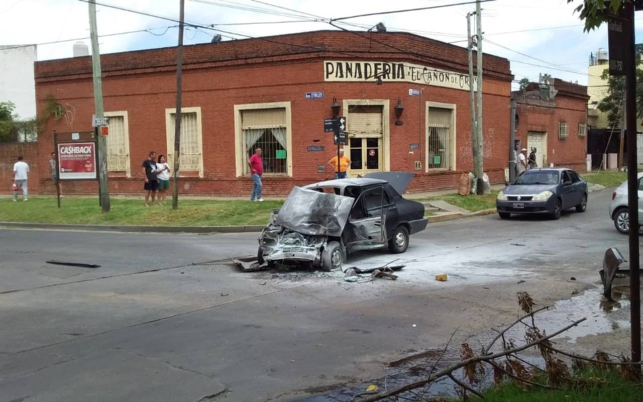 Violento choque entre un auto y un colectivo en Quilmes