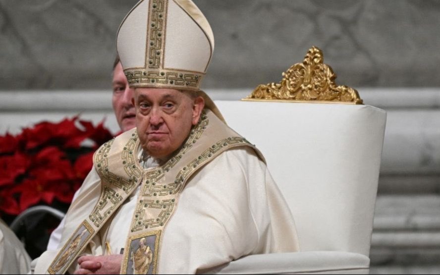El papa Francisco presentó una "leve mejoría" y se encuentra "estable", indicó el Vaticano