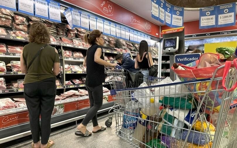 Dólar e inflación: el nuevo pronóstico de 40 bancos para la Argentina en 2025 y 2026