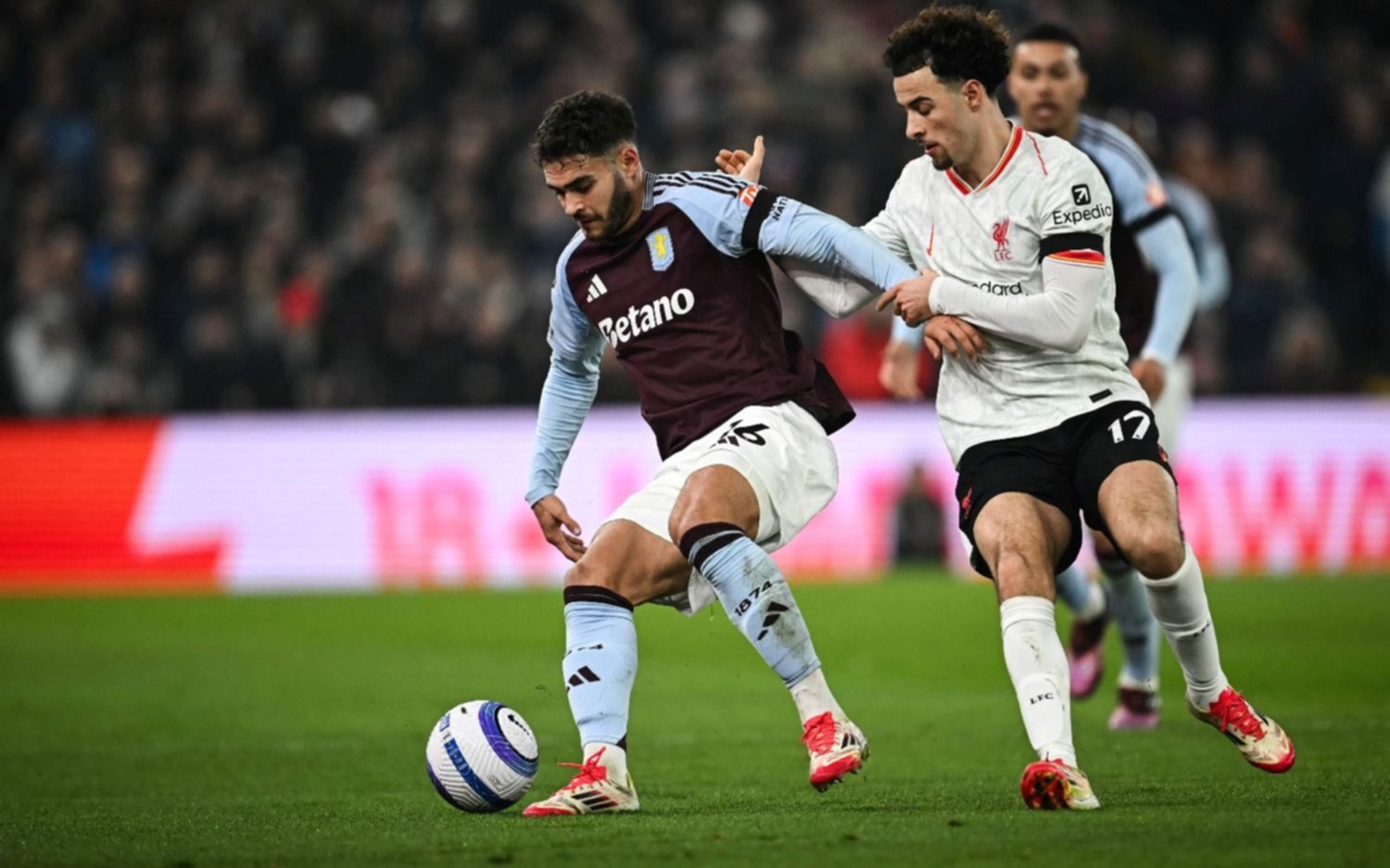 Aston Villa empató con Liverpool y le dio vía libre al Arsenal en la Premier