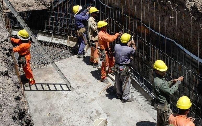 Por una obra modifican el tránsito y la ubicación de las paradas en 30 y 76