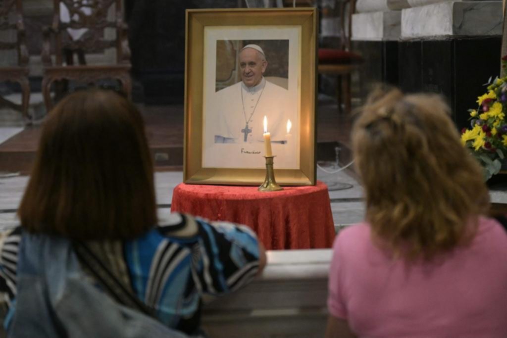 Afirman que el Papa tuvo una “leve mejoría”