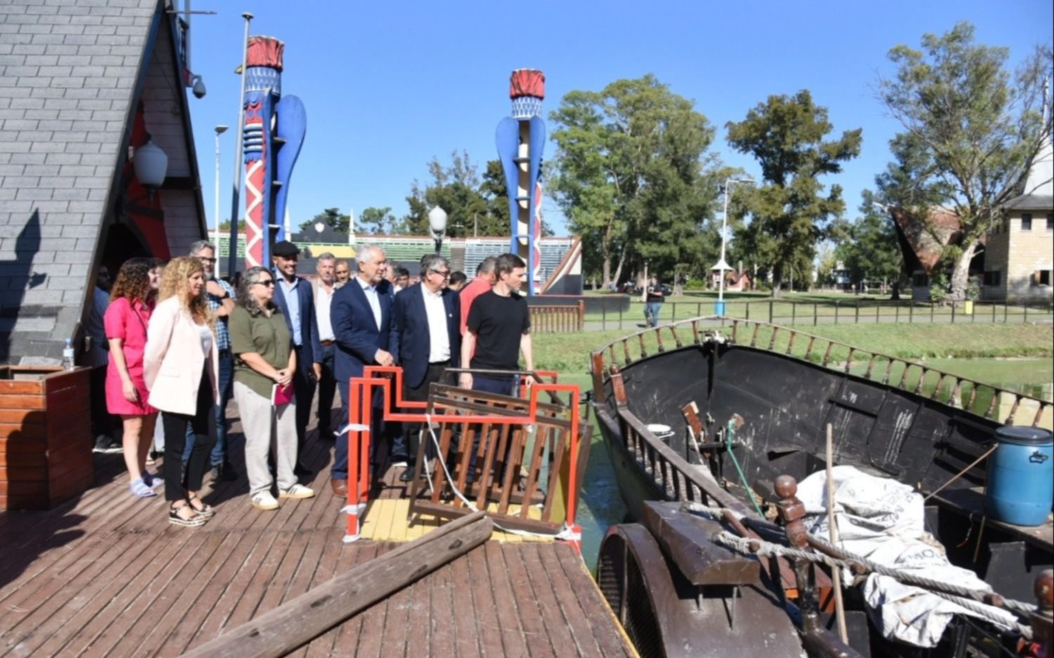 Impulsan la recuperación del barco y el tren de la República de los Niños junto a Astillero Río Santiago 