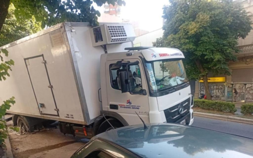 Tras una reparación en la calle, el pozo no quedó bien y “se comió” dos ruedas