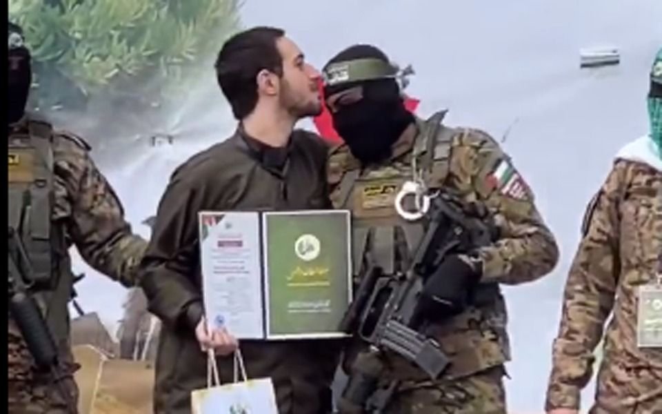 Indignación en Israel por el video del rehén obligado por Hamás a "besar a sus captores"