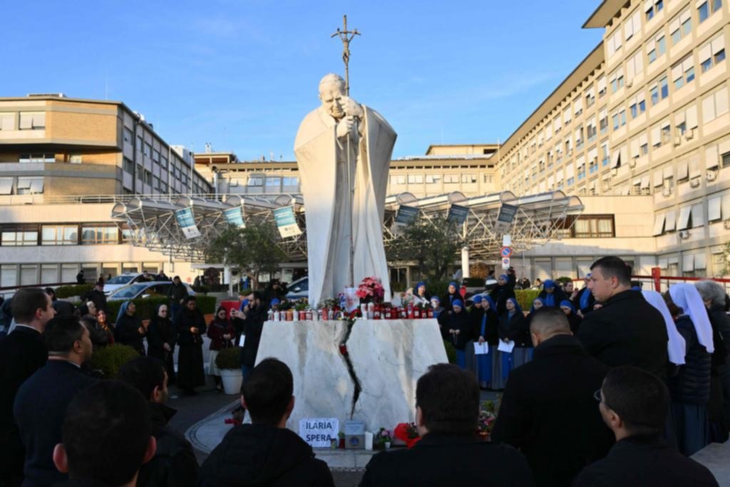 El Papa seguía en “estado crítico” luego de sufrir una crisis asmática