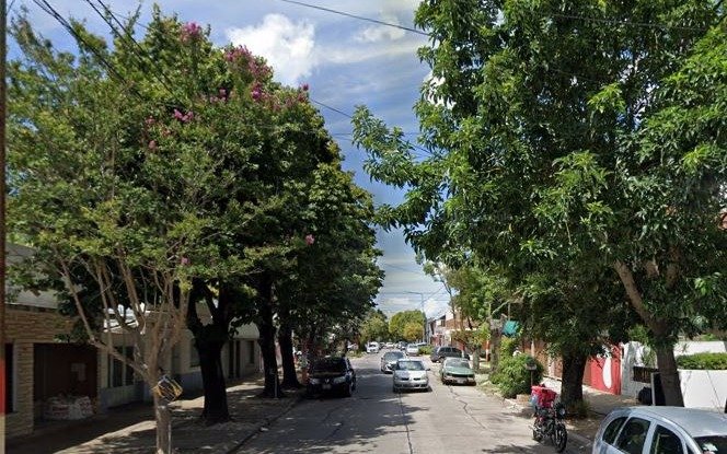 La Loma: un chico entraba a su casa y delincuentes le apuntaron con dos armas en la cabeza