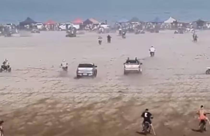 Al borde de la tragedia por una picada en la playa, en medio de una multitud
