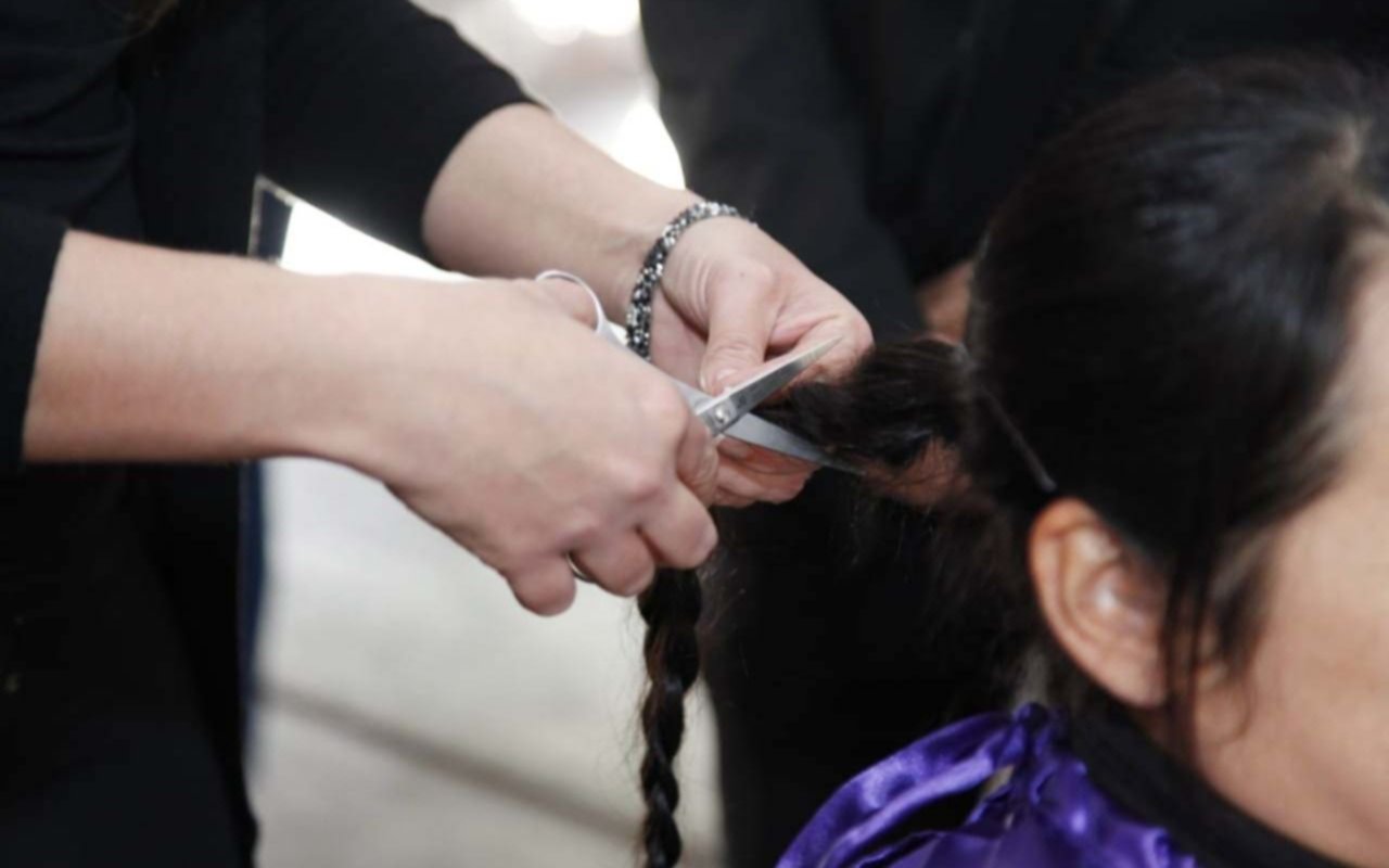 Colecta solidaria de pelo en Plaza Malvinas: confeccionan pelucas para pacientes oncológicos