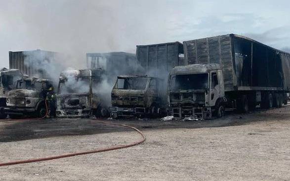 Incendio destruyó cinco camiones en depósito de Bernal Oeste