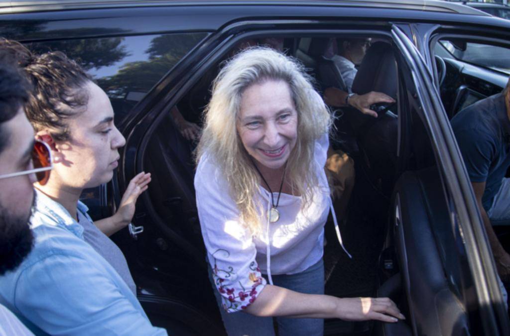 En tren de campaña, Karina viaja a Ushuaia
