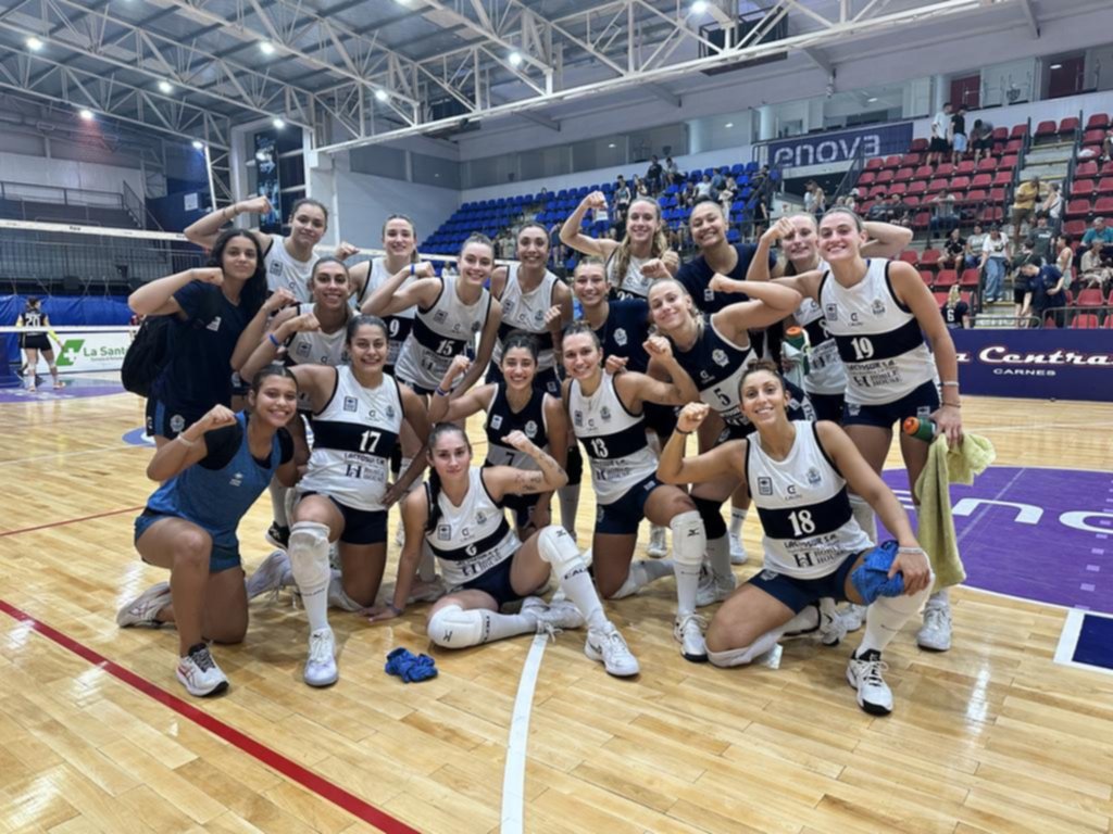 Las Lobas, con el uno de vóley, en la cabeza