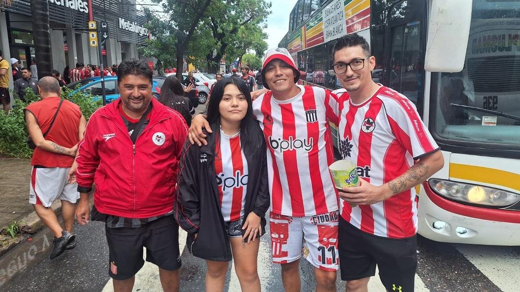 Colorido apoyo al equipo y desahogo del hincha de Estudiantes