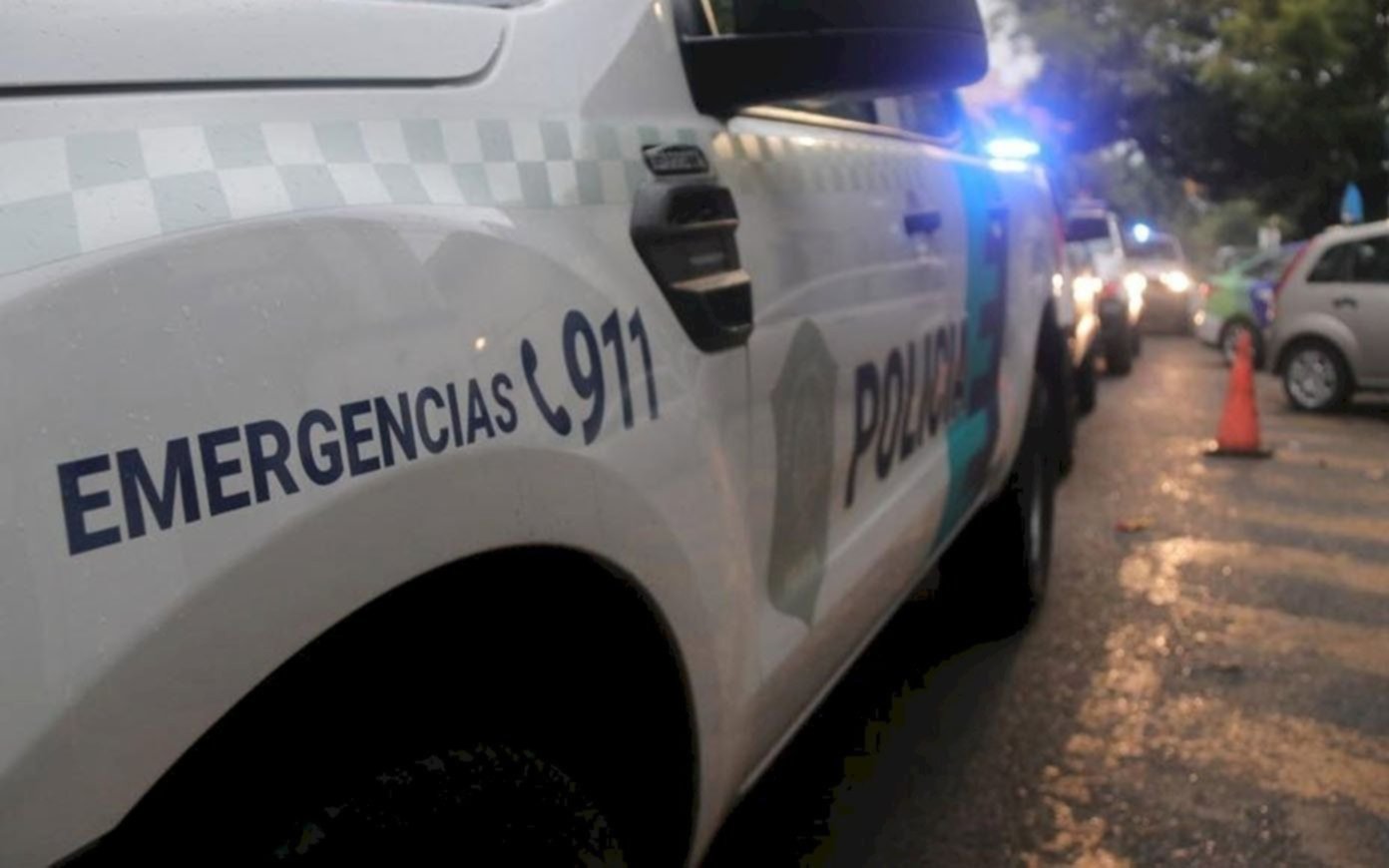 Insólito caso en La Plata: escuchó ruidos en el fondo de su casa, llamó al 911 y terminó denunciando por robo a los policías que fueron a auxiliarla