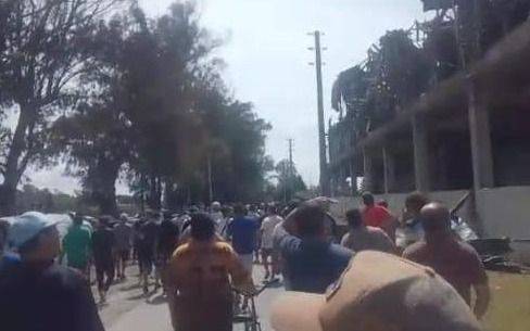 Secuelas del incendio del Frigorífico de Gorina: entre el olor a "carne podrida" y la preocupación de los trabajadores