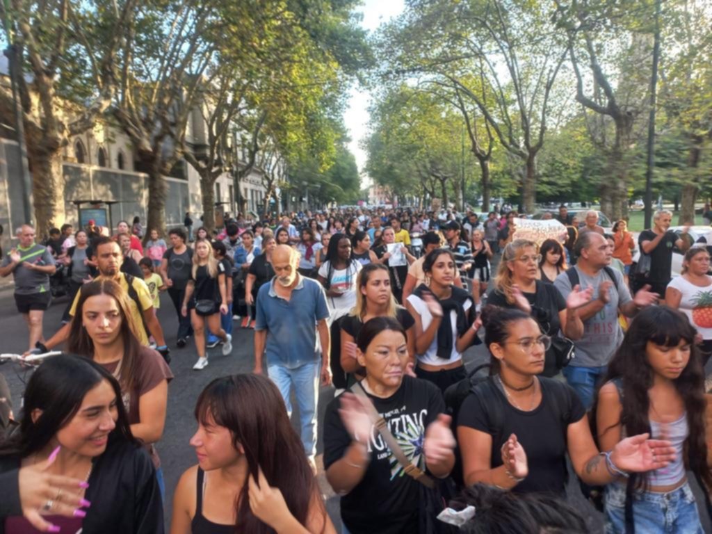 Desconsuelo y furia por el crimen de Kim Gómez en La Plata: caravana vecinal por justicia, con bocinazos, carteles e incidentes