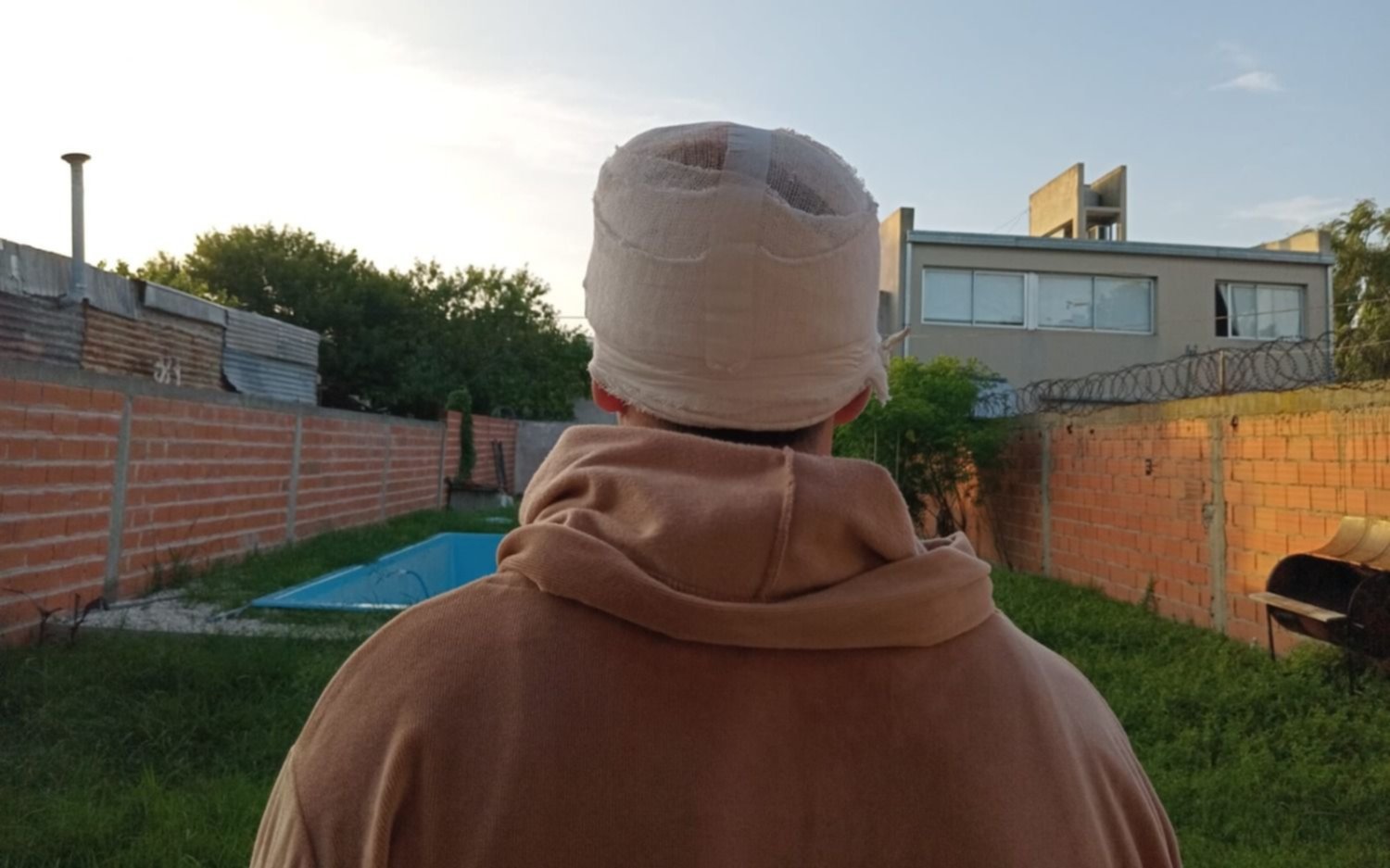 Encapuchados y a culatazos, se llevaron dinero y un Mercedes Benz de una casa de La Plata