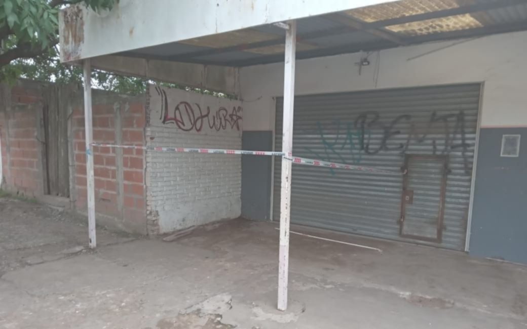En La Plata, se robaron los reflectores de un negocio y los Bomberos delimitaron la zona por riesgo eléctrico