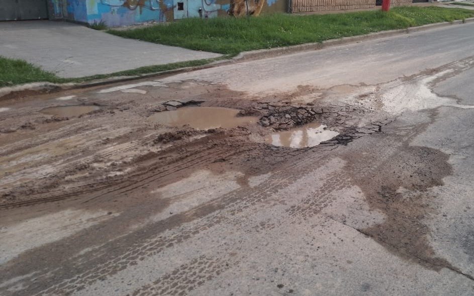 Asfalto roto en Altos de San Lorenzo: media calle afectada