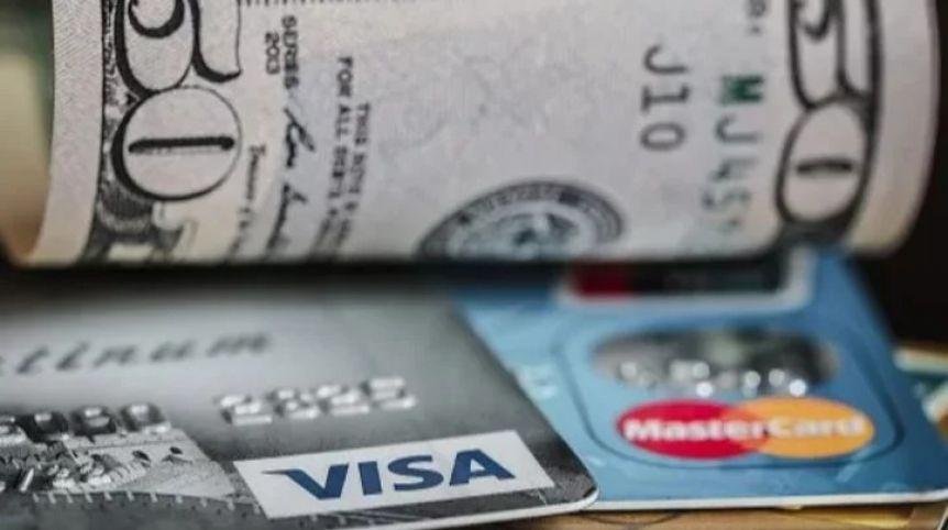 Habilitan pago en dólares con tarjeta de débito y QR