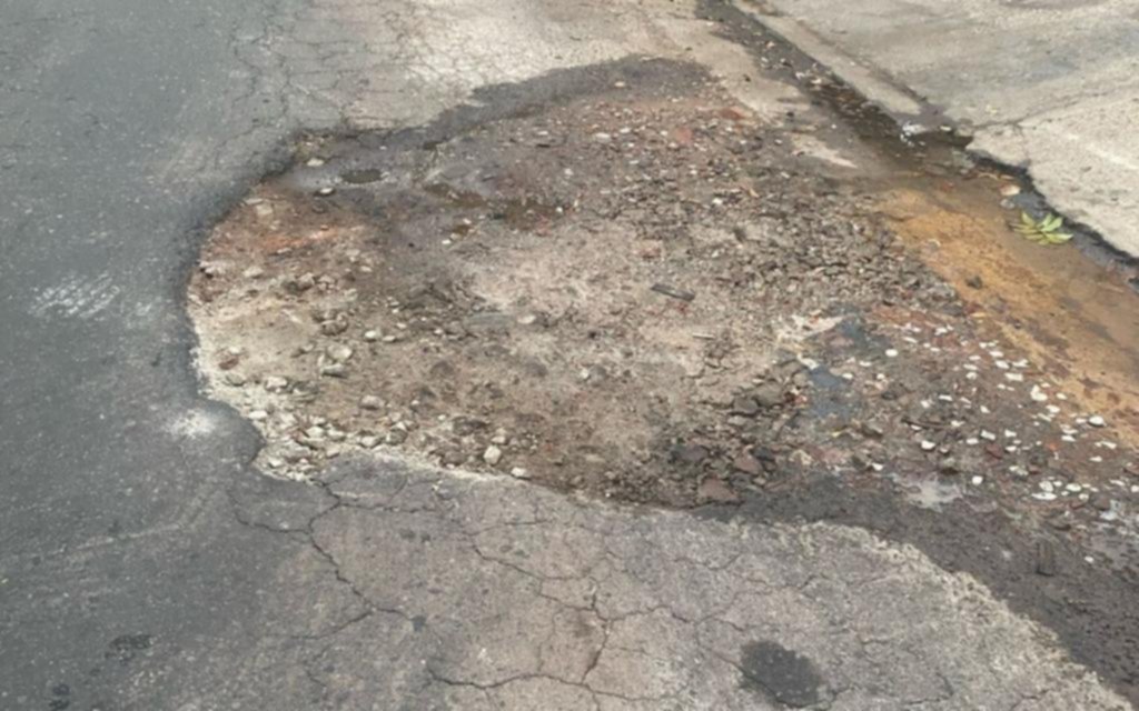 Un bache de gran tamaño genera bronca entre vecinos de Ringuelet