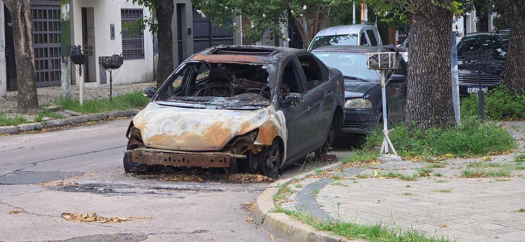En 55 esquina 21, los restos de un auto ya son un basurero