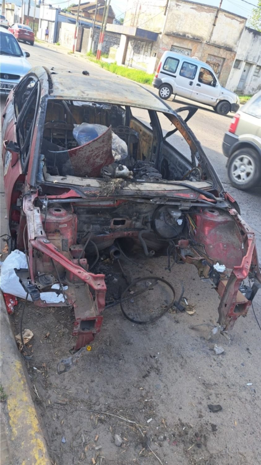 Un auto prendido fuego y abandonado preocupa a vecinos de la 122
