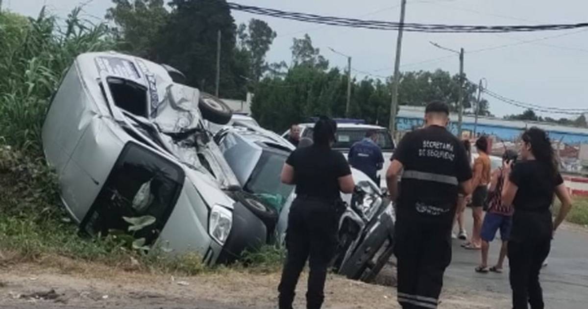 VIDEO. Fuerte choque y vuelco en La Plata: una camioneta terminó arriba ...