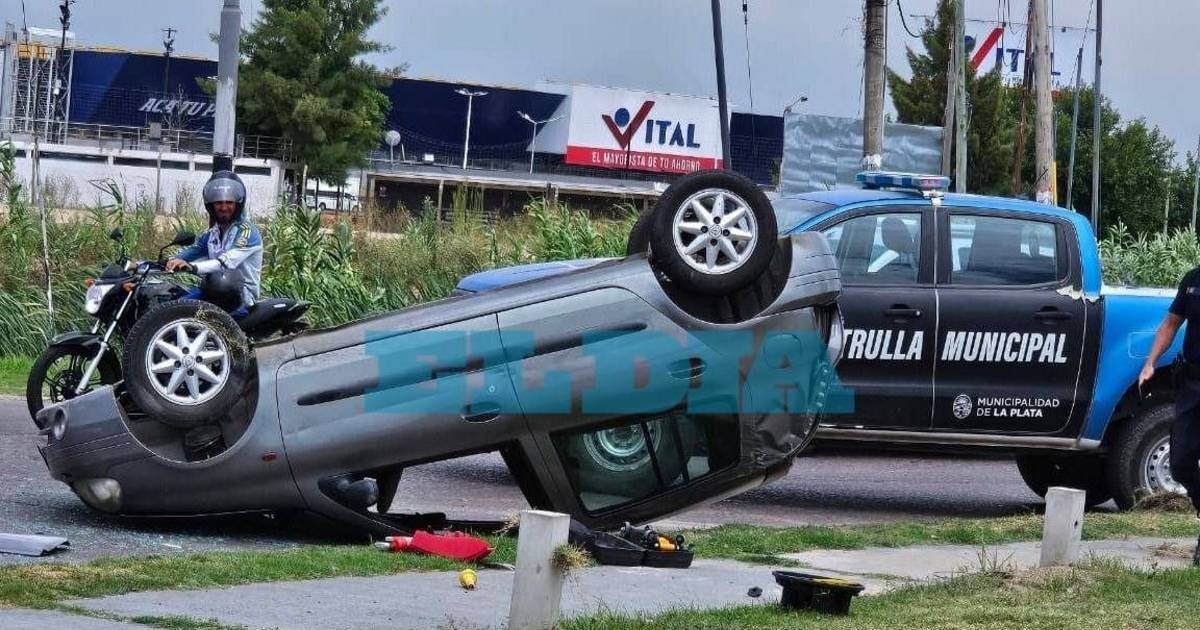 Perdió el control del auto y terminó volcando en 19 y 520 | El Dia