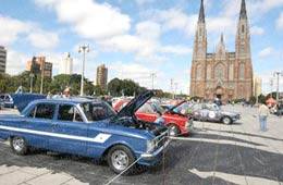 Exposición de autos y motos de
colección en la plaza Moreno