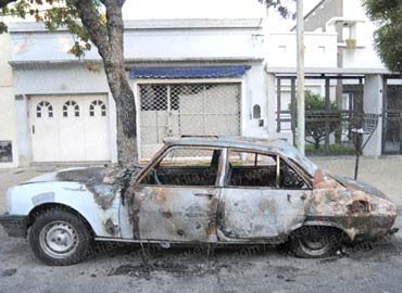 Otro auto quemado en la Ciudad