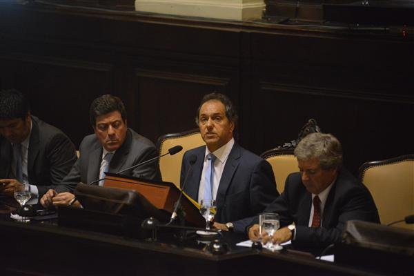 Con traje de candidato, Scioli habla por última vez en la Legislatura