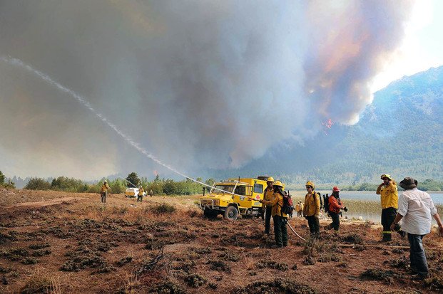 Algunos chaparrones frenaron un       poco los incendios en la Patagonia
