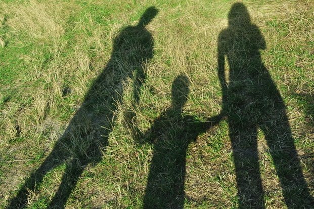 Ser padres sin ser pareja: una nueva forma de familia que desata polémica