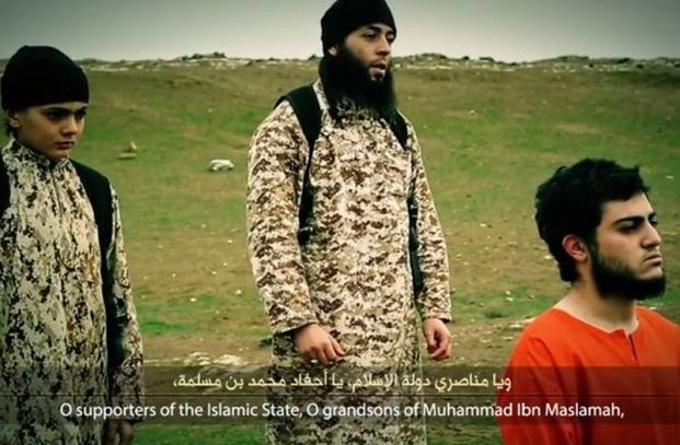 Son franceses el hombre y el chico que realizaron la última ejecución del ISIS