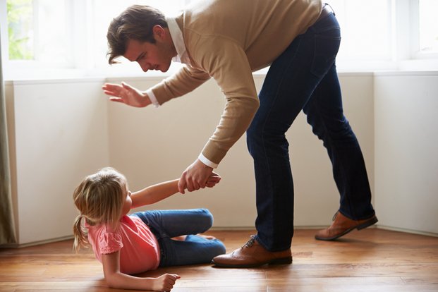 Uno de cada 10 padres admite golpear a sus hijos