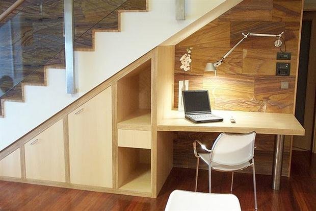 Armar la oficina hogareña debajo de una escalera