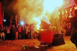 Una facción de Hijos La Plata se adjudicó la quema del muñeco de Bonafini
