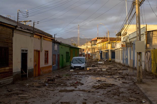 Dramática inundación pone   en jaque al norte de Chile